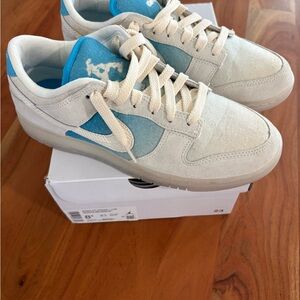 Nike Low-Top Sneakers in Cream and Light Blue